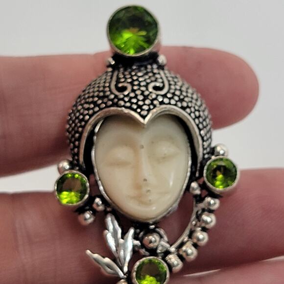 Vintage Carved Face Ring with Peridot Accents, Adjustable Silver Jewelry - Picture 1 of 10